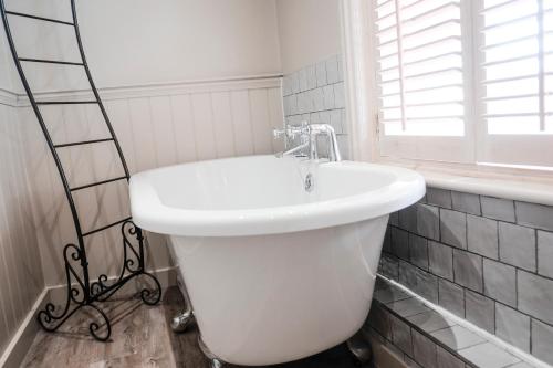 Bilik Mandi, Swan Hotel in Arundel