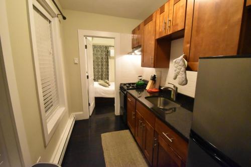 Beautiful 3BR 3BA Duplex parking Best Location Boston - image 2