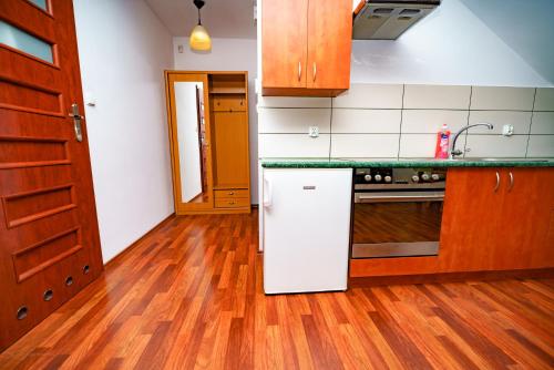 virtuve, Isaan Ostrzyce Guest House in Ostrzyce