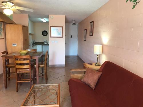 Waikiki Whale Watcher Apts 402B - image 2