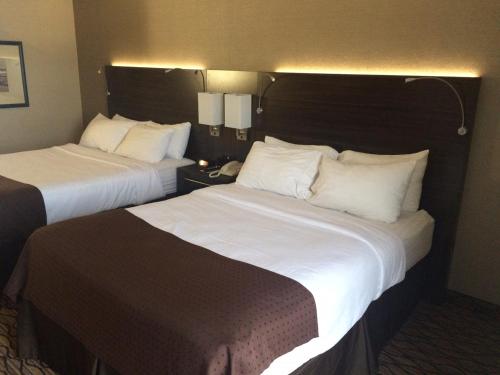 The Riverside Plaza Hotel The 3-star Holiday Inn Sioux City offers comfort and convenience whether youre on business or holiday in Sioux City (IA). The property features a wide range of facilities to make your stay a pleasant