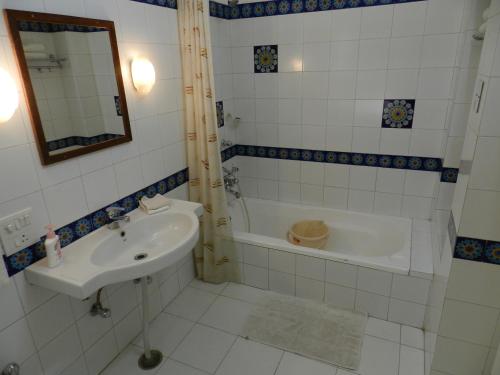 2 twin beds, 2 sofa beds