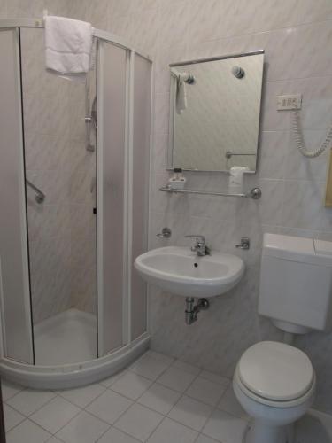 Double Room image 4