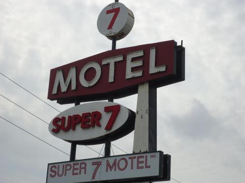 Super 7 Motel London