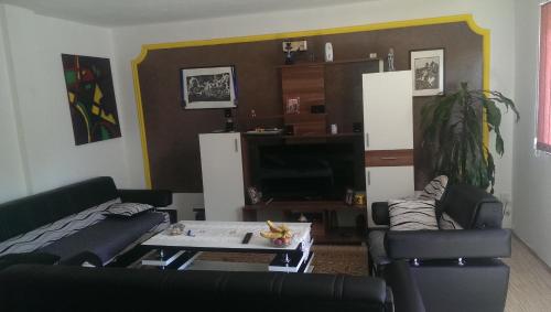 2 queen beds, 2 sofa beds