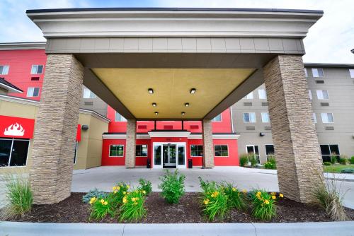 Baymont by Wyndham Grand Forks - image 2