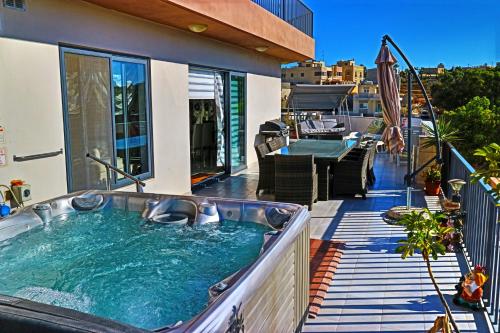 Stunning Views 4 Bedrooms Penthouse in Marsaxlokk - image 5