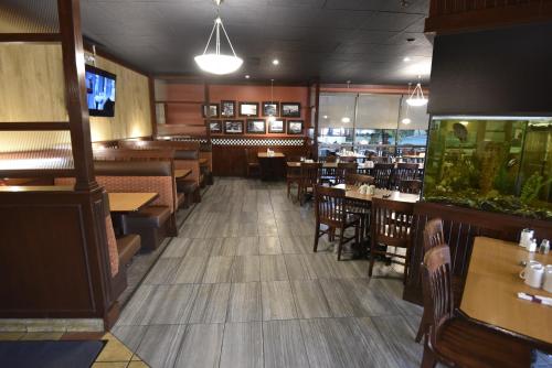 Étterem, Tropical Inn - North Battleford in North Battleford