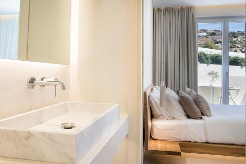 Luxury Double with Mountain View image 5