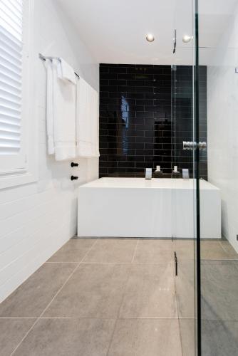 Bespoke On Main in Ruterglena