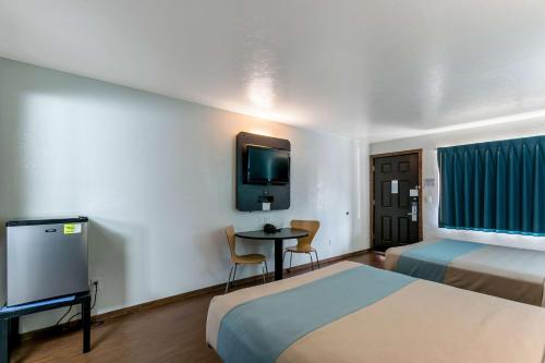 3 queen beds