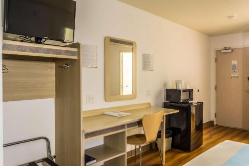 Deluxe Queen Room with Two Queen Beds - Non-Smoking image 6