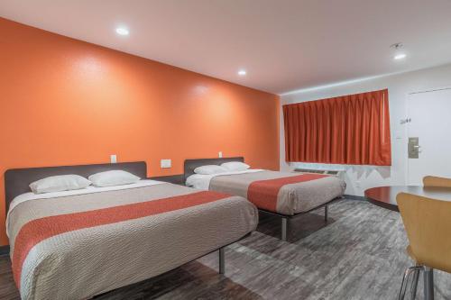 Motel 6 Barstow, CA - Route 66 Room Type - Queen Room with Two Queen Beds - Non-Smoking