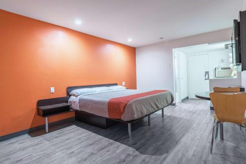 Motel 6 Barstow, CA - Route 66 Room Type - King Room with Roll-In Shower - Disability Access
