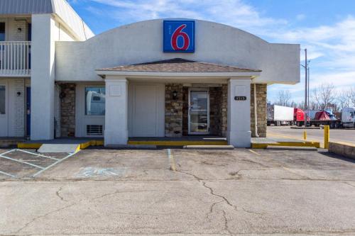 Motel 6-Indianapolis, IN - South - Photo 5 of 31
