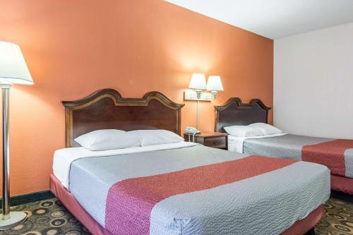 2 queen beds