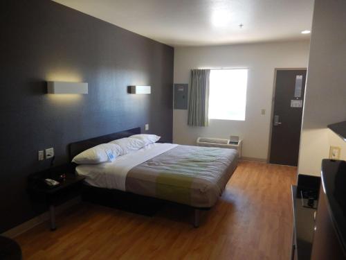 Deluxe King Room - Non-Smoking