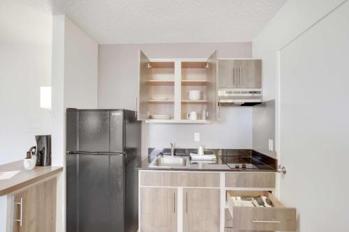 Kitchen, Studio 6  Stafford, TX - Houston - Sugarland in Missouri City