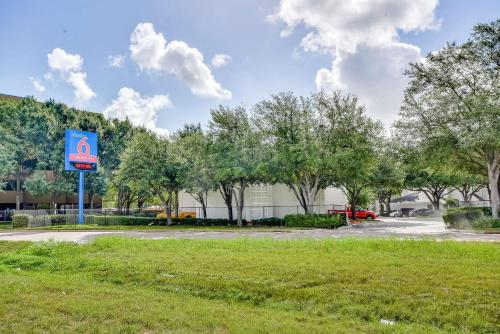 Studio 6-Houston TX - Hobby South - image 3