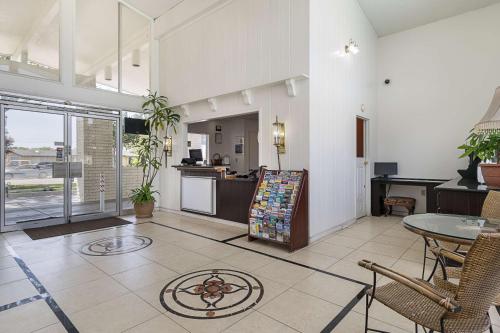 Shared lounge/TV area, Motel 6 Santa Maria, CA - South in Santa Maria (CA)