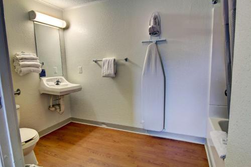 Queen Room with Tub - Mobility Accessible/Non-Smoking