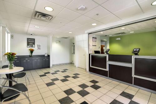 大堂, Studio 6  East Brunswick, NJ - NYC Area in 東布倫斯威克 (NJ)
