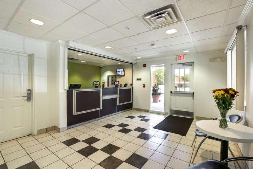 大堂, Studio 6  East Brunswick, NJ - NYC Area in 東布倫斯威克 (NJ)