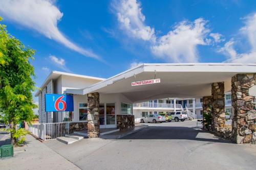 Entrance, Motel 6-San Bernardino, CA - Downtown in San Bernardino (CA)
