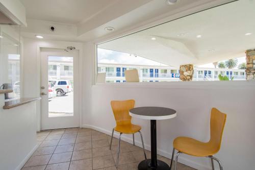 Lobby, Motel 6 San Bernardino, CA - Downtown in São Bernardino (CA)