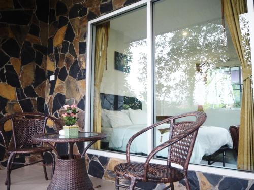 ระเบียง/ชานเรือน, คานาล รีสอร์ท (Canal Resort) in สนามบินภูเก็ต