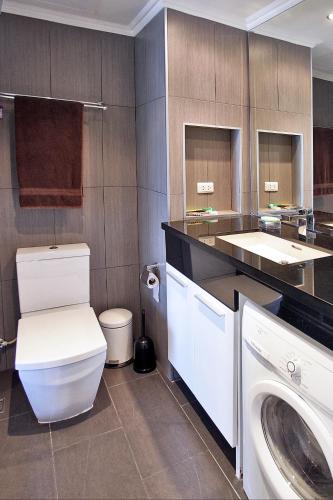 Studio Apartment with Sea View image 1