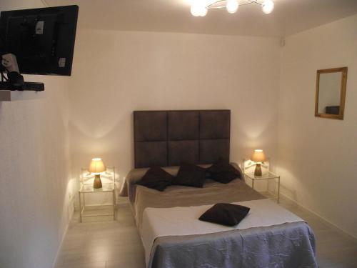 2 double beds, 1 twin bed