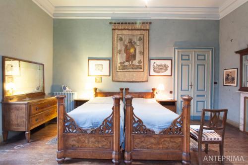 1 queen bed, 2 twin beds