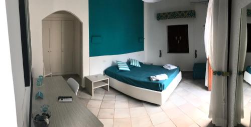 1 queen bed, 1 twin bed