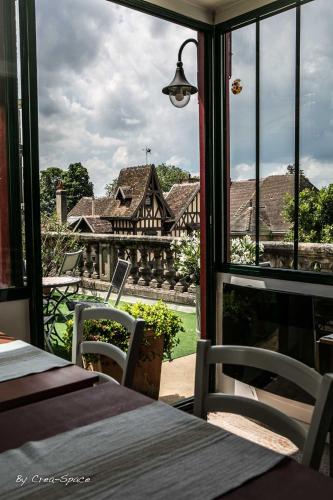 Instalações, Logis Hotel La Tourelle du Beffroi in Bourbon-Lancy