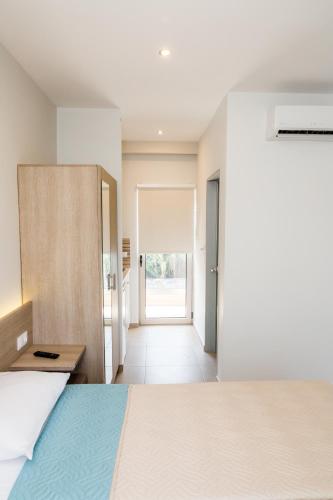 Lola's Hotel 4