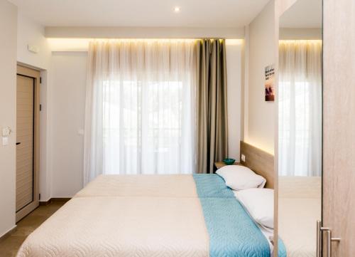 Lola's Hotel 3