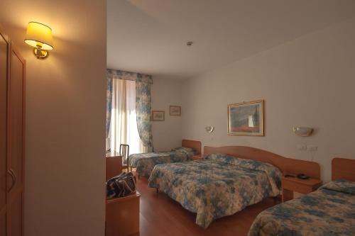 1 queen bed, 2 twin beds