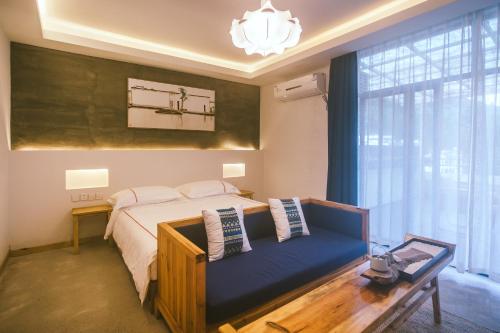 Rucun Shanju Boutique Hotel Ru Village Inn is conveniently located in the popular Tangkou Zhen area. Featuring a satisfying list of amenities, guests will find their stay at the property a comfortable one. Service-minded staff w