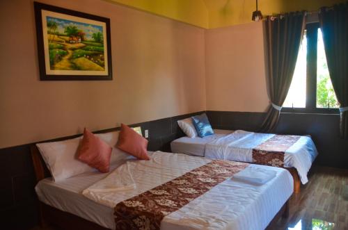 2 queen beds, 1 twin bed
