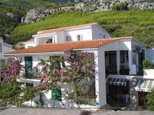  Apartments Ostojic, Ferienwohnung in Tučepi