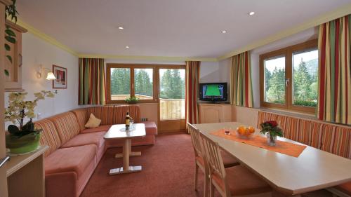 2 bedrooms, 4 beds