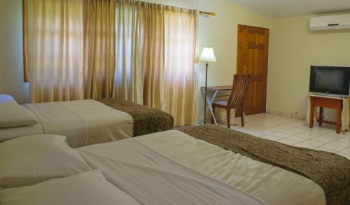 Twin Room with Private Bathroom image 4