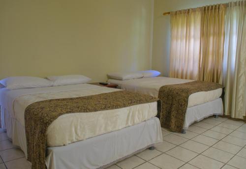 Twin Room with Private Bathroom image 3
