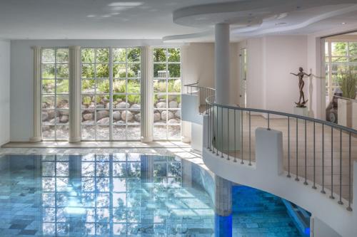 Pool, ROEWERS Privathotel & Spa in Ostseebad Sellin