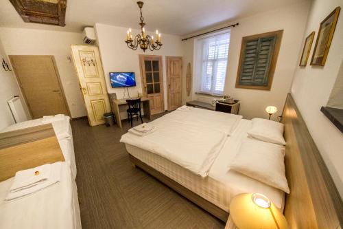 Quadruple Room with Private Bathroom