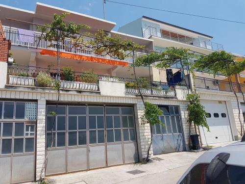 Apartments with a parking space Omis - 13785
