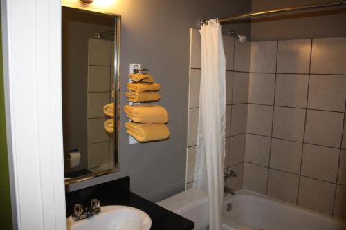Hillcrest Motel Room Type - Queen Room