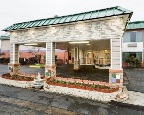 Super 6 Inn & Suites Williamstown (WV)