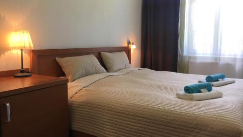2 bedrooms, 3 beds